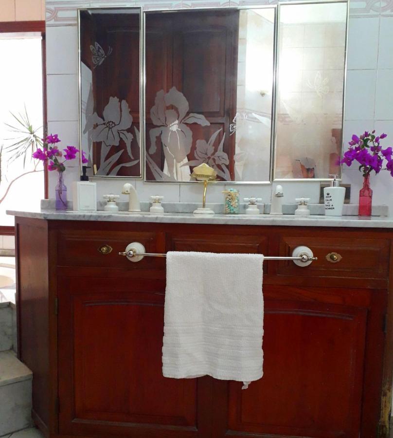 Suíte com Cama King-size e Banheira de Hidromassagem